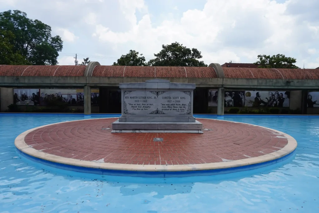 A pool with a monument in the middle of it.