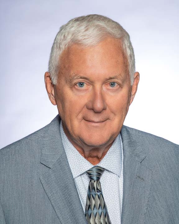 A man in a suit and tie is posing for a photo.